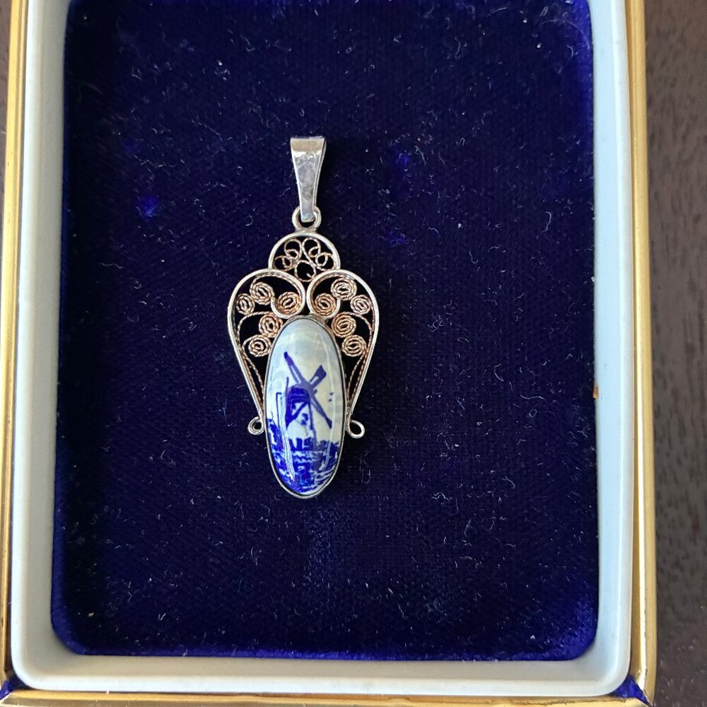 Vintage Sterling Siver Filigree Blue Delft pendant